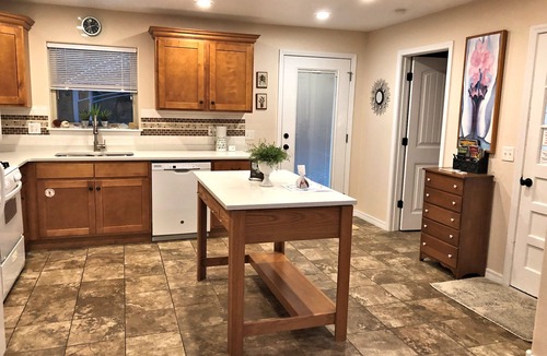 Springdale House | Tranquil Countryside Bungalow: A Blissful Retreat in Town Minutes From UofA!