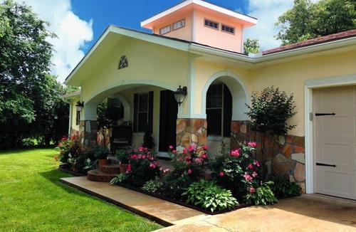 Springdale House | Tranquil Countryside Bungalow: A Blissful Retreat in Town Minutes From UofA!