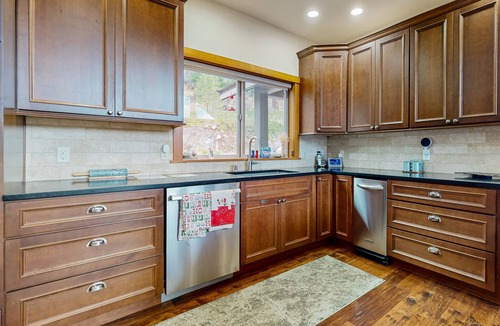 Cle Elum House | Tranquil & dog-friendly mountain retreat with hot tub, fireplace, & great views