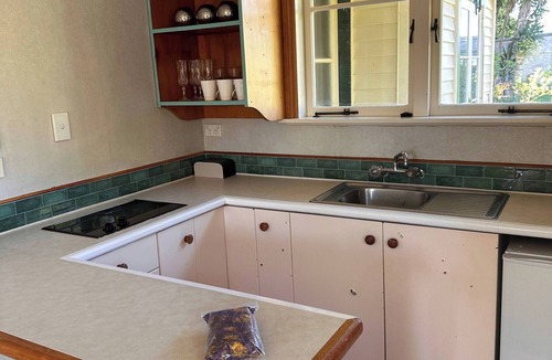 Whenuapai House | Tranquil Early 1900s Retreat in Auckland with Free Parking