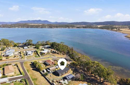 Triabunna House | Tranquil Escape by the Water