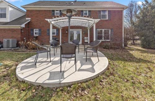 Indianapolis House | Tranquil Escape on 1 Acre Near Eagle Creek