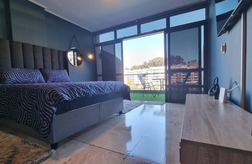 Eikenbosch Apartment | Tranquil Executive Apartment with Lake Views in Cape Town