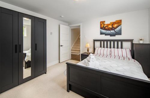 Dunbar House | Tranquil Garden Level Retreat near UBC & Airport