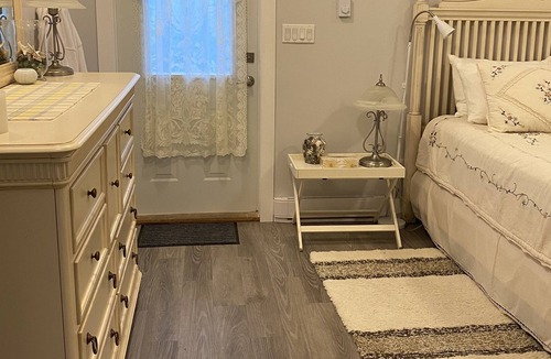 Regional District of Nanaimo Cottage | Tranquil Gardens Cottage only 5 minutes from the beaches and shopping