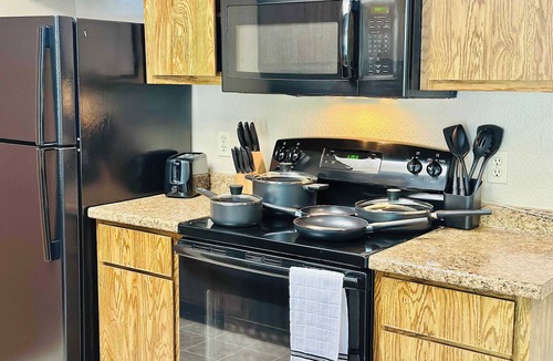 Reno/Tahoe Airport Apartment | Tranquil Green Hideaway/2Baths/Sleeps 7