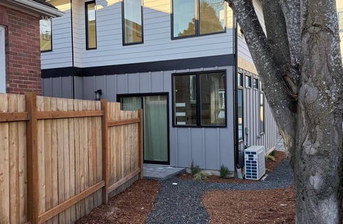 Phinney Ridge House | Tranquil Greenlake Getaway - A/C & Dog Friendly