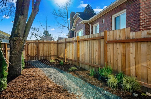 Phinney Ridge House | Tranquil Greenlake Getaway - A/C & Dog Friendly