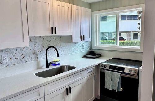 McCully - Moiliili Apartment | Tranquil Ground Floor Unit Central Honolulu & AC
