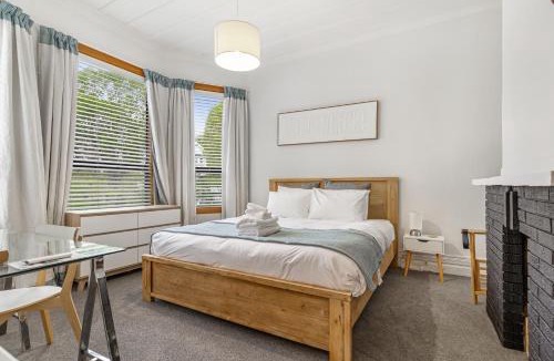 Ponsonby House | Tranquil Haven 2 BR Home Zodiak Stays