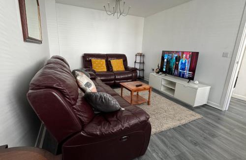 Basildon Apartment | Tranquil Haven: 3-BR House