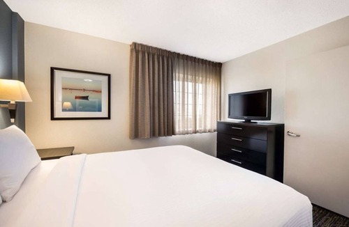 Baymeadows Hotel | Tranquil Haven: Relaxing Suites with All the Comforts