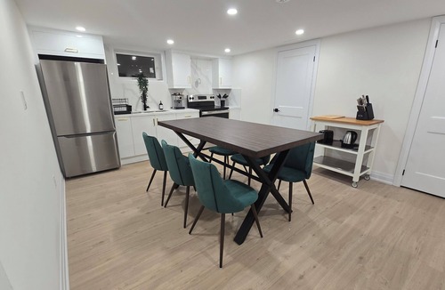 Aldershot House | Tranquil Haven Retreat Full home with 7 Bedroom & 3 Bathrooms- 5 Min. from Lake!