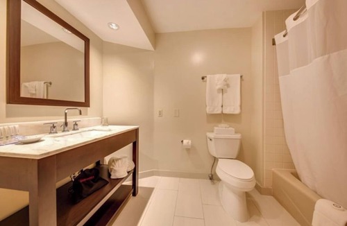 Southbury Hotel | Tranquil Hideaways Close to Waterfalls, Trails & Local Wineries l 2 Rooms