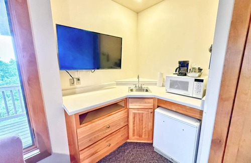 Lutsen Condo | Tranquil Hillside Lower 1BR Guestroom in Lutsen