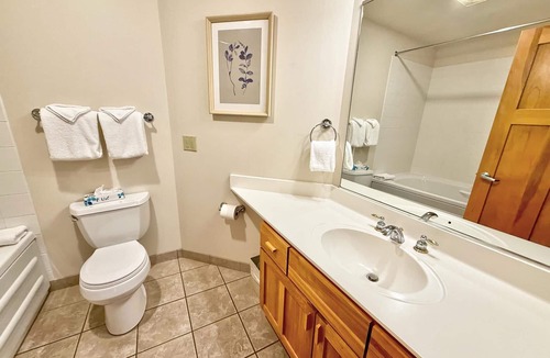 Lutsen Condo | Tranquil Hillside Lower 1BR Guestroom in Lutsen