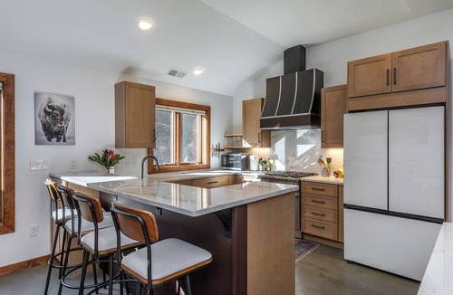 Litchfield House | Tranquil Home 10 mins from Mohawk Mountain: Skiing, hiking, nature!
