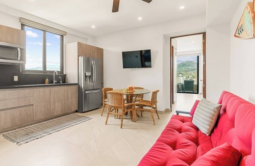 San Francisco Condo | Tranquil Jungle and Ocean View Penthouse with Pool and Hot Tub