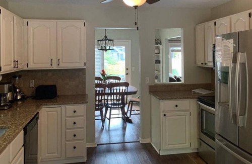 Canadian Lakes Cottage | Tranquil lake front cottage with spa tub-2 minutes to Royal restaurant and pool