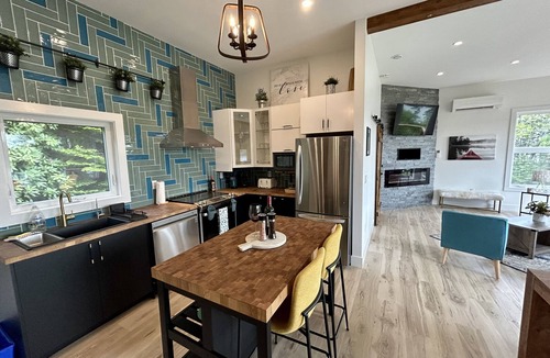 Halifax County House | Tranquil Lakeside Home w/hot tub & sauna - 20 mins from city of Halifax!