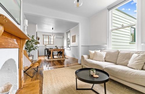 Invermay House | Tranquil Launceston Getaway - You'll fall in love!
