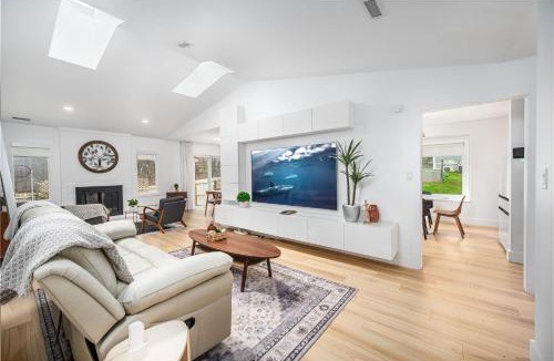 Durham House | Tranquil Light-Filled Retreat 3BR Ranch