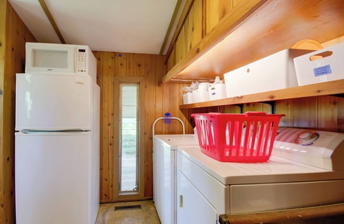 Hardy Cottage | Tranquil Mid-Century Modern Cottage w/Forest View