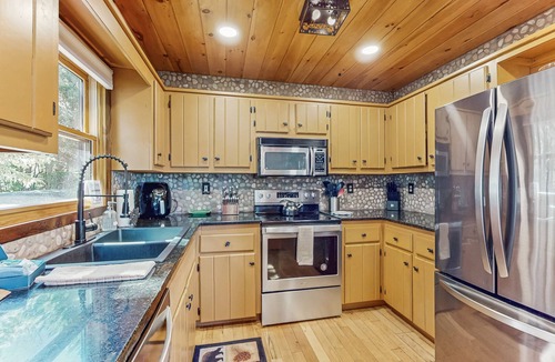 Necowa Cove Cabin | Tranquil mountain cabin with stunning views, hot tub & dog friendly