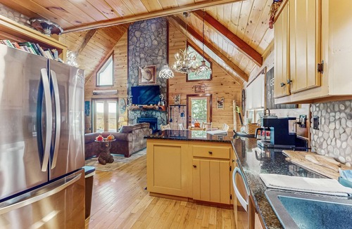 Necowa Cove Cabin | Tranquil mountain cabin with stunning views, hot tub & dog friendly