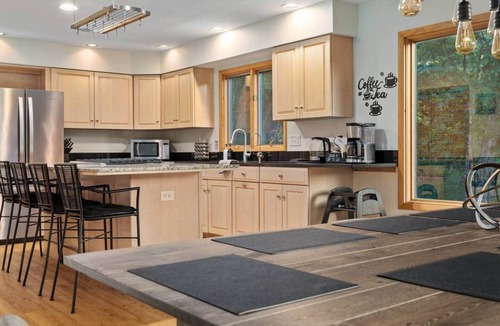 Basye House | Tranquil Mt retreat | hot tub | sauna | EV charger