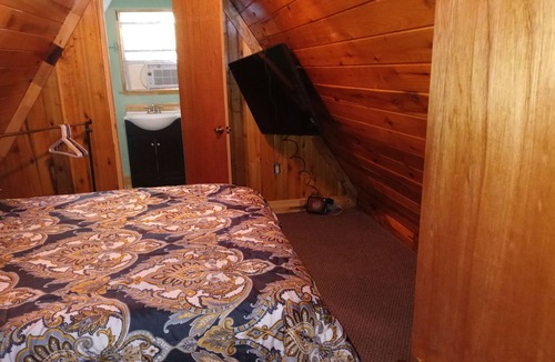 Wellington House | Tranquil Oaks Cabin.