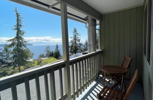 Halfmoon Bay Resort | Tranquil Oceanview Lodge A