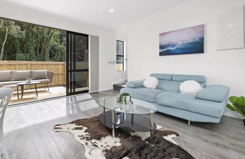 Otahuhu House | Tranquil Parkside by Sylvia Park