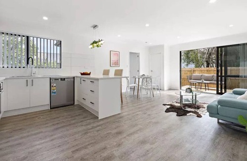 Otahuhu House | Tranquil Parkside by Sylvia Park