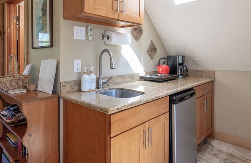 Freeland Cottage | Tranquil, private Whidbey Island apt. Level 2 charging station, pet friendly.