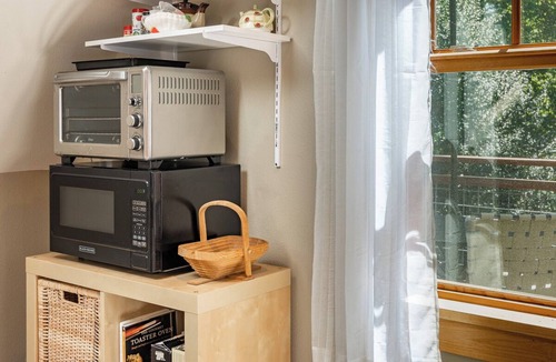 Freeland Cottage | Tranquil, private Whidbey Island apt. Level 2 charging station, pet friendly.
