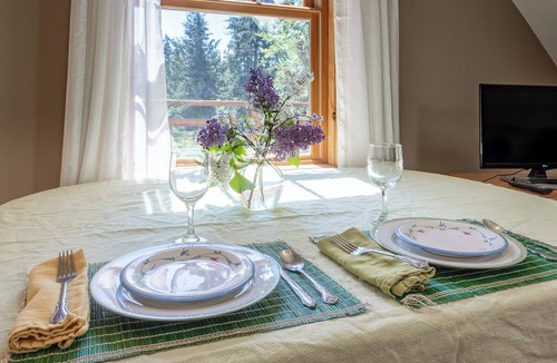 Freeland Cottage | Tranquil, private Whidbey Island apt. Level 2 charging station, pet friendly.