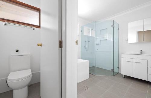 Milperra House | Tranquil Queen Room - Centrally Located at Milperra - Shared Bathroom