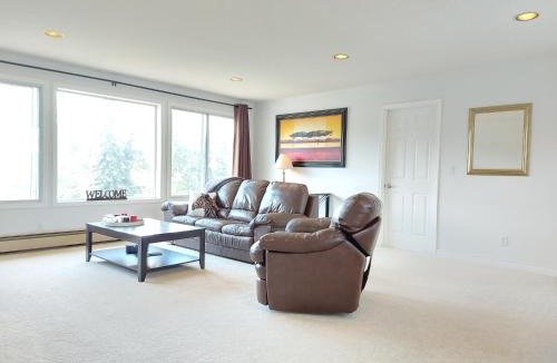 Southeast Kelowna Bed & Breakfast | Tranquil Retreat Spacious 2-Bedroom Suite on the 2nd Floor