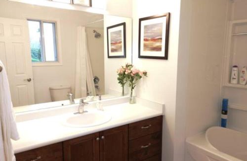 Southeast Kelowna Bed & Breakfast | Tranquil Retreat Spacious 2-Bedroom Suite on the 2nd Floor