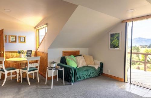 Upper Moutere Apartment | Tranquil retreat with spa & breathtaking views
