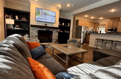 Asheville House | Tranquil Riverfront Retreat with Hot Tub near Waterfalls & Pisgah National Forest, Brevard NC