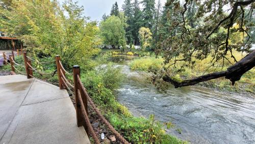 Washougal House | Tranquil Riverfront Retreat