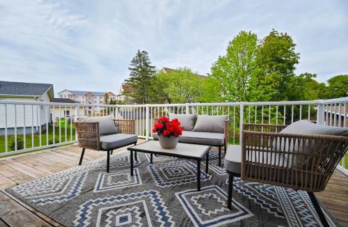 North River Villa | Tranquil Riverside Abode