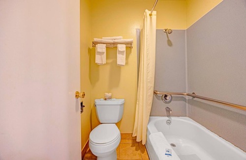 Stevenson Hotel | Tranquil Room Perfect for Nature Lovers – Close to Bridge of the Gods -4.4 miles