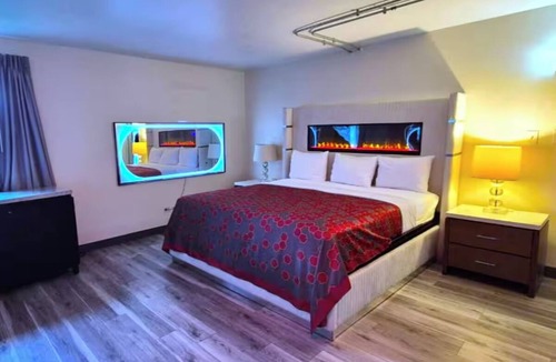 South Holland Hotel | Tranquil Room w/Free Parking - Green Lake - 1.9 miles away | Pets Allowed