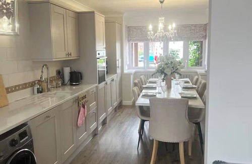 Solihull House | Tranquil Solihull Retreat - 3 Bedroom House