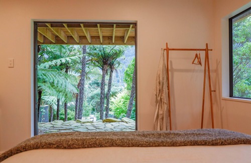 Furneaux Apartment | Tranquil space off nestled among native bush off Queen Charlotte Track