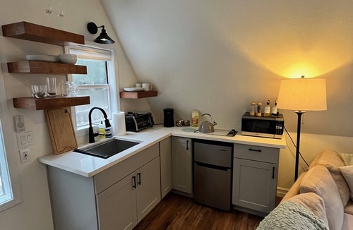Grants Pass Apartment | Tranquil Studio Amongst the Pines Near Redwood Highway - Pet Friendly!
