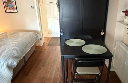 Liverpool Apartment | Tranquil Studio - Sleeps 2 & Private Parking